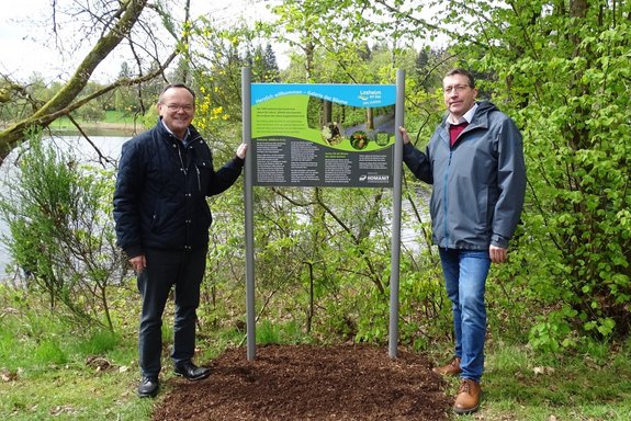 Bürgermeister Helmut Harth und Dirk Eicke, Geschäftsführer der HOMANIT GmbH, an der neuen Infotafel, die als Teil der neu angelegten Galerie der Bäume die Stauseegäste über die Bäume des Jahres informiert. Foto: M. Priesnitz