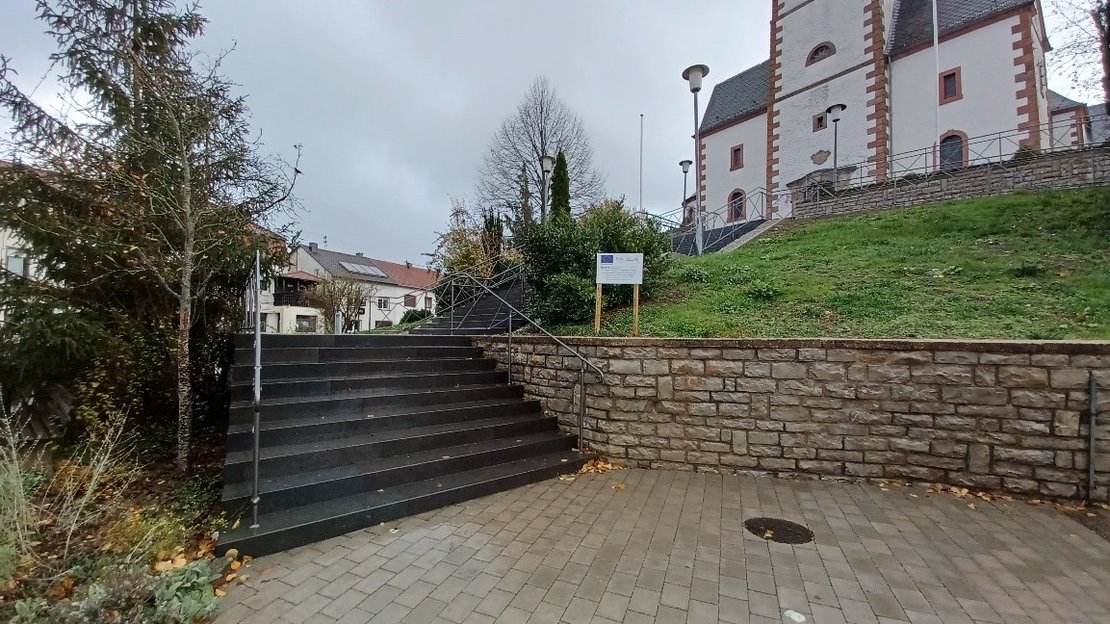 Neue Treppe vor der Kirche St. Helena im Ortsteil Wahlen