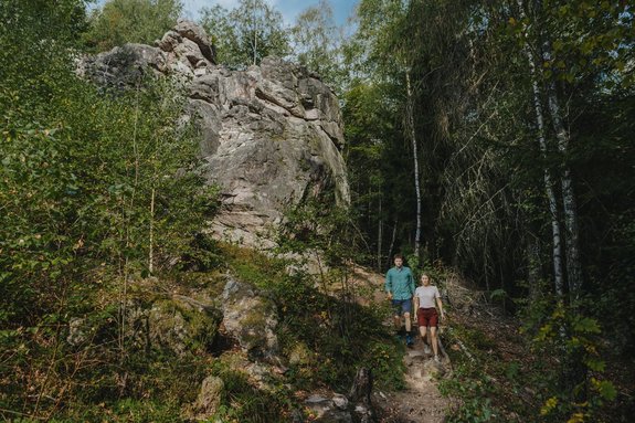 Teufelsfelsen auf dem Premiumrundwanderweg Felsenweg mit Wanderern