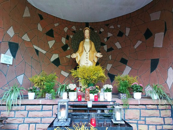 Detailaufnahme der Marienkapelle mit Statue der Gottesmutter
