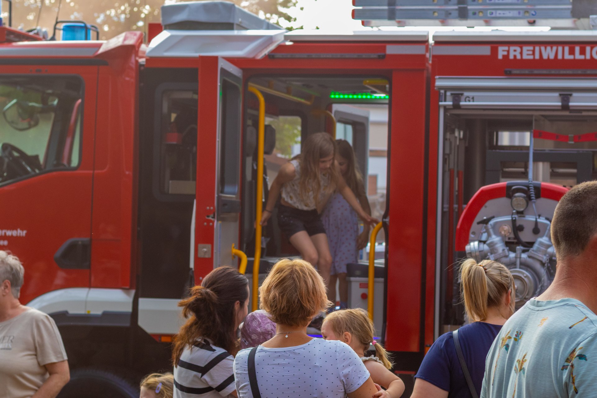 Viele Gäste begutachten das neue Fahrzeug
