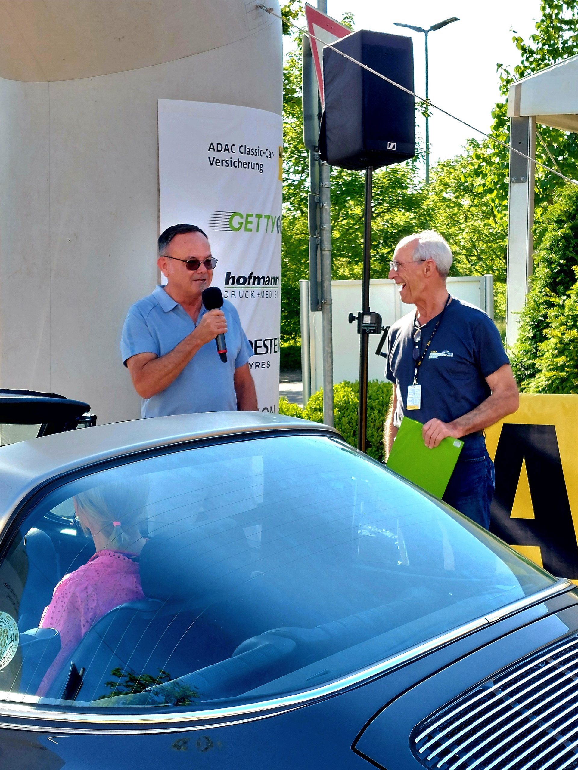 Bürgermeister Helmut Harth begrüßt die Teilnehmenden
